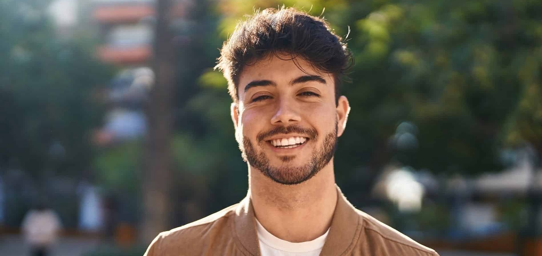 Photo d'un homme avec un sourire parfait grâce aux aligneurs