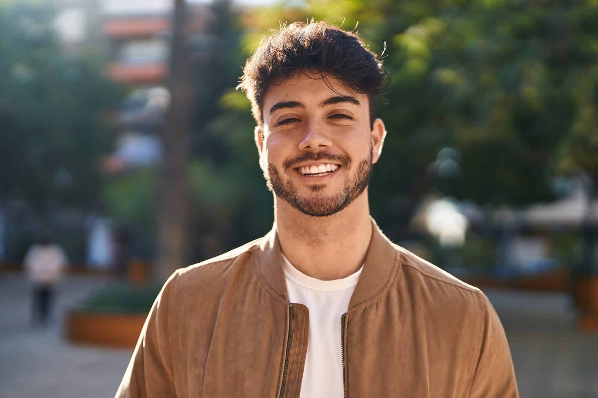 gmsile_2188071443 Photo d'un homme avec un sourire parfait grâce aux aligneurs