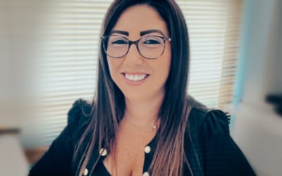 Anaïs, le sourire en coulisses : quand l’accompagnement devient une vocation