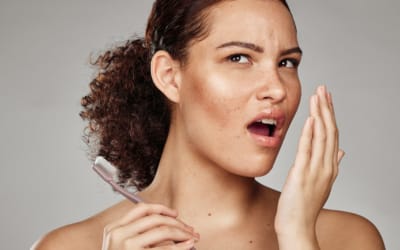 Combattre la mauvaise haleine : causes, solutions et prévention
